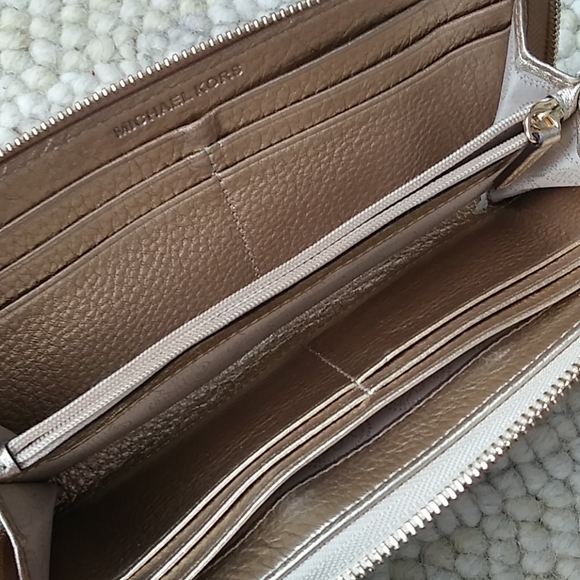 Michael Kors wallet - Picture 7 of 16
